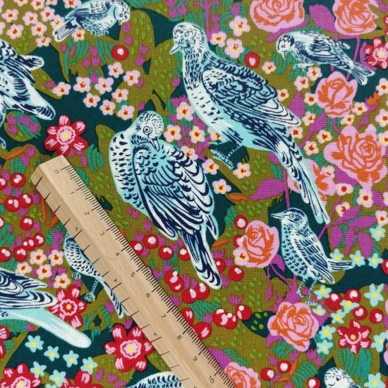 tissu imprimé oiseaux blancs bleu canard marine sur un motif floral, de végétaux de fruits dans les couleurs vert mousse vert forêt ponctué de rouge grenade violine et rosearfait pour la couture créative