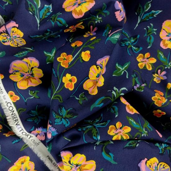 Coton imprimé intense et lumineux Mon jardin de Nathalie Lété pour Free Spirit des fleurs jaunes sur un fond bleu nuit