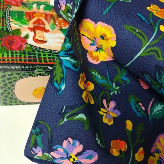 Tissu imprimé fleuri de Nathalie Lété motif fleurs jaunes roses et mauves sur fond bleu marine parfait pour pimper vos créations couture