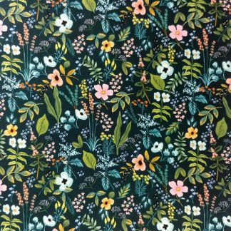 tissu imprimé Amalfi fleurs de Printemps de Rifle Paper Co sur un fond vert éméraude un foisonnement de fleurs champêtres aux couleurs pastels rose, bleu, jaune