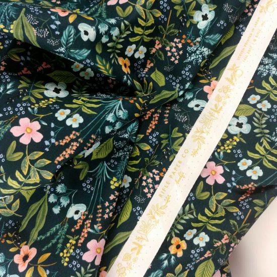 coton imprimé Amalfi de Rifle paper co tissu de qualité pour la couture créative motif fleuri sur un fond vert émeraude