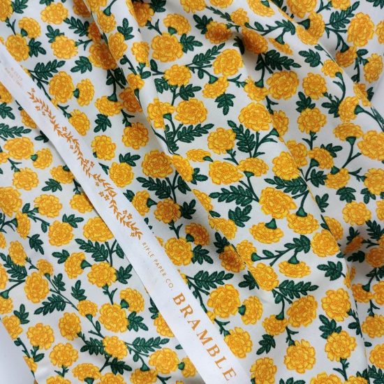 coton coloré et lumineux imprimé Rifle paper co motif floral et champêtre fleurs jaunes feuillage vert sapin
