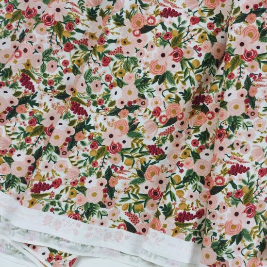 Tissu coton imprimé Rifle Paper Co garden party petite rose motif fleuri dense coloré et lumineux, bouquets de fleurs corail rose rouge bordeaux groseille vert mousse coloré intense