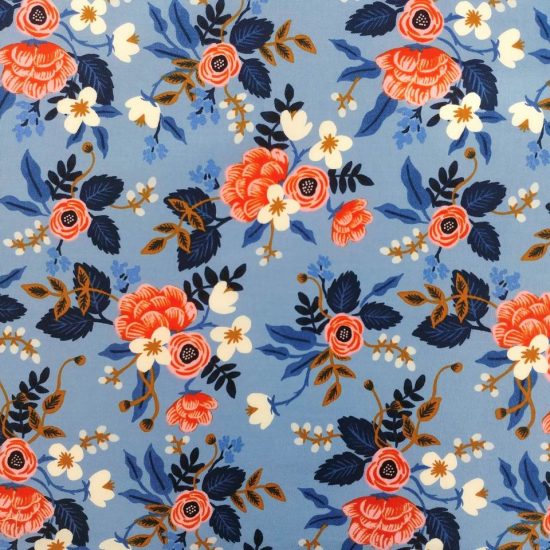 tissu imprimé Les Fleurs de Rifle Paper Co motif floral lumineux fleurs oranges et blanches sur un fond bleu lavande