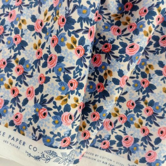 tissu créateur en coton imprimé Les Fleurs de Rifle Paper Co idéal pou la couture créative patchwork et projets diy motif floral lumineux coloré bleu rose