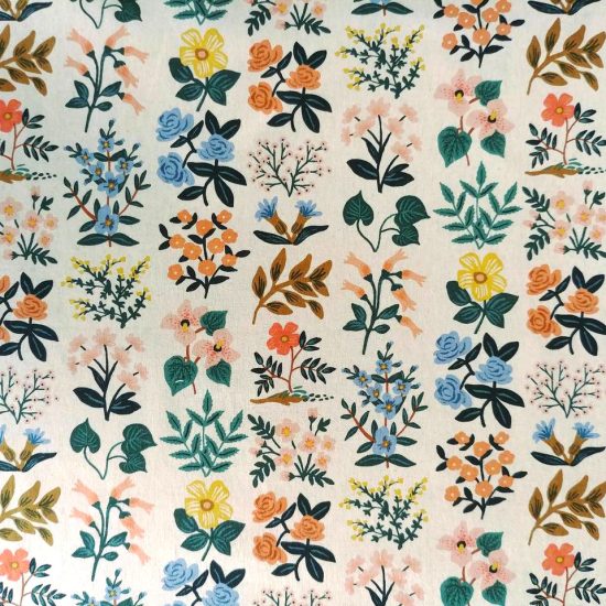 tissu lin coton Meadow Canvas de Rifle Paper Co imprimé foral couleurs douces et délicates comme un herbier de fleurs séchées, fond beige naturel avec des fleurs champêtres couleurs délicates en ligne rose pâle, rose, bleuet