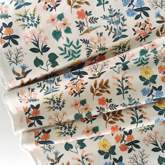 tissu lin coton Meadow Canvas de Rifle Paper Co imprimé foral couleurs douces et fond beige naturel avec des fleurs champêtres couleurs délicates parfait pour la décoration intérieurs ameublement et couture créative