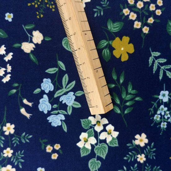 tissu imprimé à fleurs de Rifle Paper Co parfait pour la couture créative des fleurs champêtres délicates pastels sur un fond bleu marine