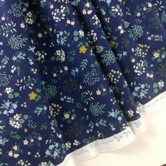 coton imprimé Strawberry Fields de Rifle paper co tissu de qualité pour la couture créative motif fleuri fin délicat sur un fond intense bleu marine