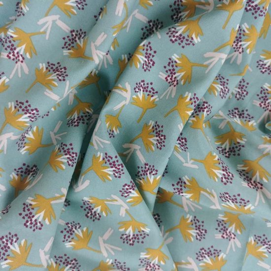 belle fluidité pour ce tissu imprimé en viscose motif floral couleurs pastels et douces gris bleu parme rehaussé de jaune d'or