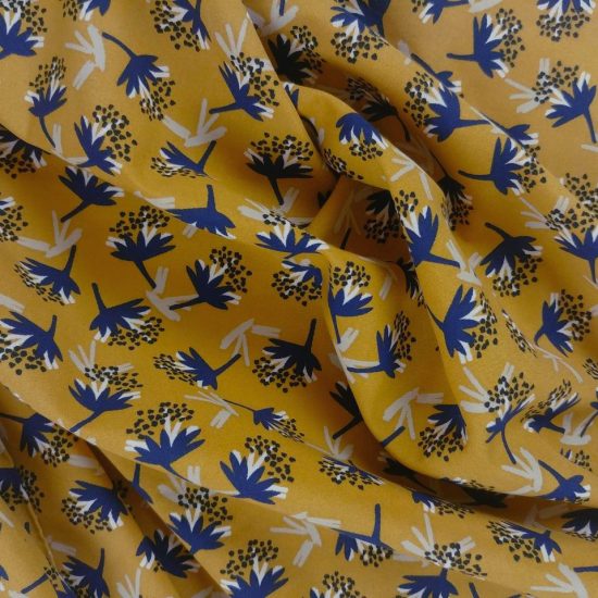 joli tombé tissu fluide en viscose imprimé fleurs champêtres fleurs marine sur fond jaune moutarde