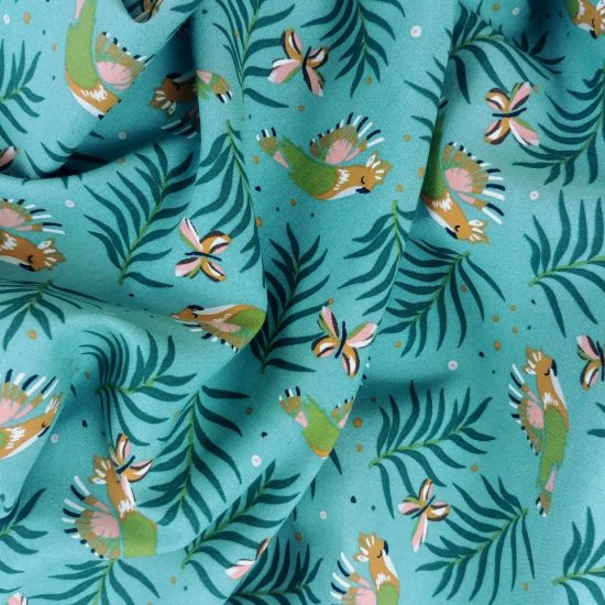 belle fluidité pour ce tissu imprimé en viscose motif jungle oiseau exotique vert bleu vert rose