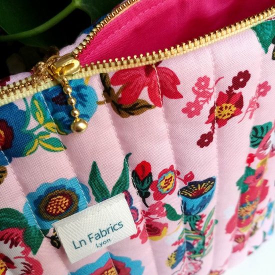 trousse créateur matelassée en coton imprimé couronnes de fleurs fabrication française le détail chic le zip doré doublure colorée fuschia