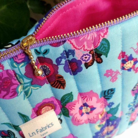 trousse créateur matelassée en coton imprimé couronnes de fleurs fabrication française le détail chic le zip doré doublure colorée fuschia