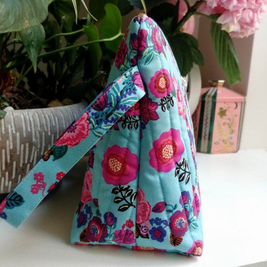 trousse en tissu avec poignée et soufflet imprimé fleurs roses fond turquoise Nathalie Lété pour Free spirit fabrication française