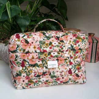 Trousse vanity matelassée atelier Sliva réalisée en tissu imprimé fleurs Rifle Paper Co Garden Party Fleurs rose poudré nude vert mousse fabriqué en france