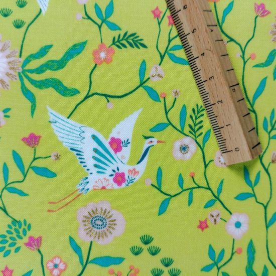 tissu dashwood studio imprimé cigognes balnches et fleurs sur fond vert jaune anis