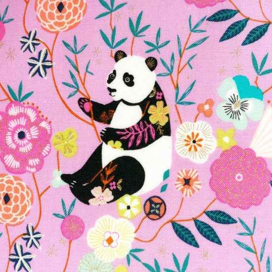 heureux panda noir et blanc dans un décor plein de charme bambou et fleurs délicates coloré et frais