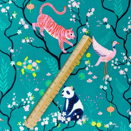 coton dashwood studio imprimé tigres roses panda noir et cigognes rose poudré sur fond bleu vert