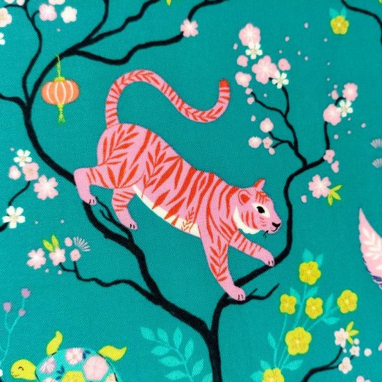 coton imprimé blossom days tigre orange et rose sur branche de cerisier fond bleu vert