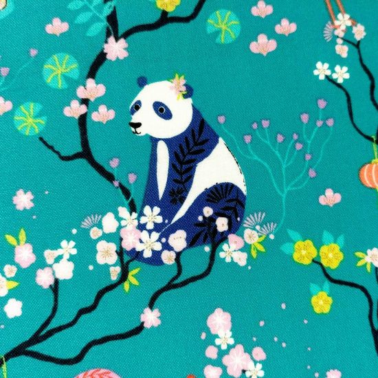 coton imprimé blossom days panda noir et bleu marine assis sur branche de cerisier fond bleu vert