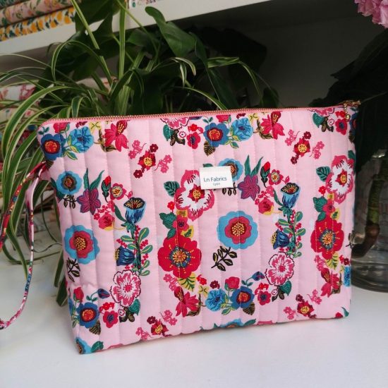 Esprit bohême pour cette trousse matelassée en tissu Nathalie Lété imprimé fleurs roses rouges bleues fabriquée en France