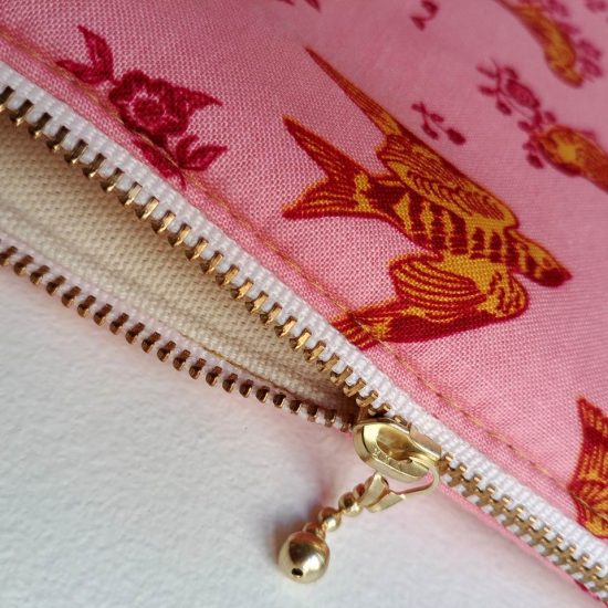 pochette créateur fabrication française molletonnée en coton imprimé oiseaux le détail chic le zip doré doublure coton écru