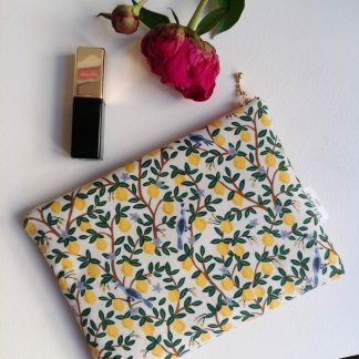 Pochette accessoire indispensable pour ranger les essentiels trousse molletonnée tissu rifle Paper Co imprimé citrons jaunes
