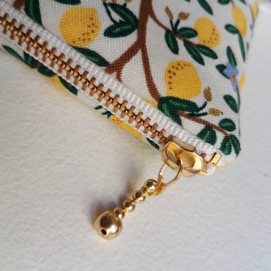 pochette créateur fabrication française molletonnée en coton imprimé citron le détail chic le zip doré doublure coton écru