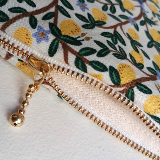 pochette créateur fabrication française molletonnée en coton imprimé citron le détail chic le zip doré doublure coton écru