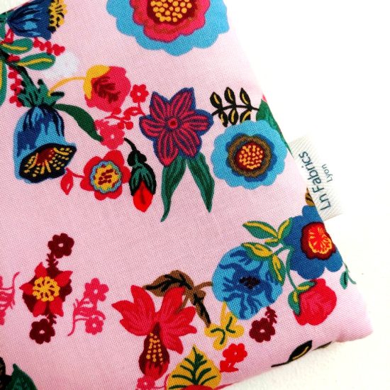 Pochette molletonnée coton imprimé bohême Nathalie Lété couronnes de fleurs bleu rouge rose sur fond rose nude