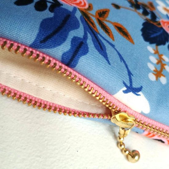 pochette créateur fabrication française en coton imprimé fleurs bleu orange blanc rifle paper co le détail chic le zip doré ruban rose doublure coton écru