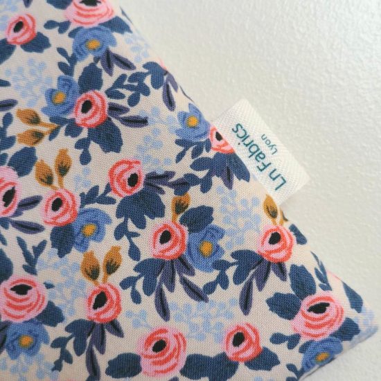 Pochette molletonnée coton imprimé Rifle paper co motif mini fleurs rose blush bleu lavande sur fond blanc nature