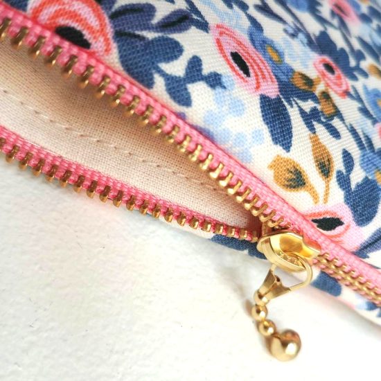pochette fabrication française en coton imprimé mini fleurs bleu lavande rose blush rifle paper co le détail chic le zip doré ruban rose doublure coton écru