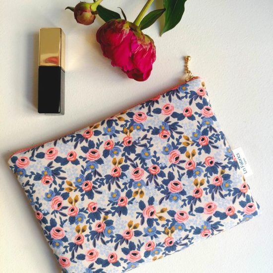 Pochette accessoire indispensable pour ranger les essentiels trousse molletonnée tissu rifle Paper Co imprimé mini fleurs bleu lavande rose corail