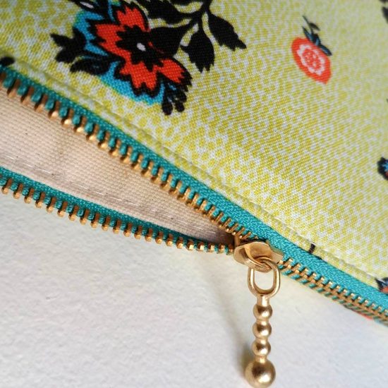 pochette fabrication française en coton imprimé Nathalie Lété jaune citron à fleurs le détail chic le zip doré ruban bleu turquoise doublure coton écru