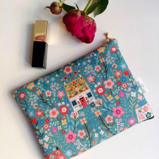 Accessoire indispensable pour ranger les essentiels trousse pochette molletonnée tissu coton imprimé Dashwood Studio strawberry tea maisons et fleurs fond bleu vert