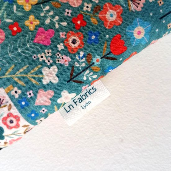 Trousse molletonnée coton imprimé Dashwood Studio motif fleuri joyeux sur fond bleu vert