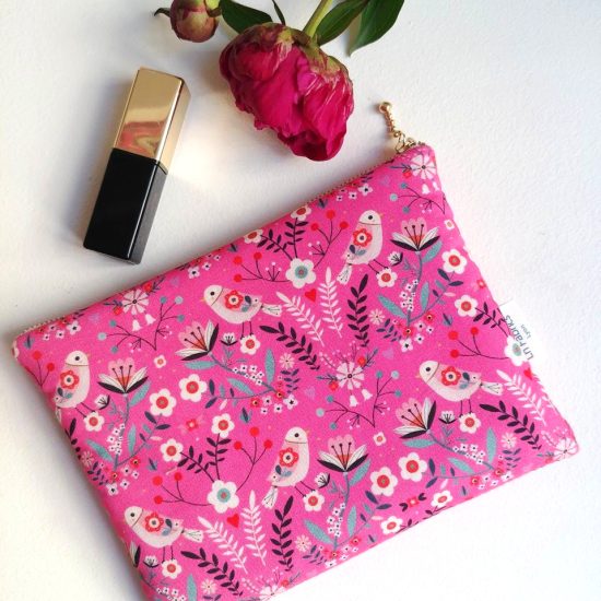 Accessoire indispensable pour ranger les essentiels trousse pochette molletonnée tissu coton imprimé Dashwood Studio strawberry tea motif floral fond rose fuschia et oiseaux blan