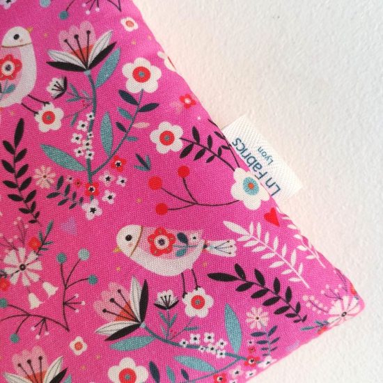 Trousse molletonnée coton imprimé Dashwood Studio motif oiseau et fleurs sur fond fuschia