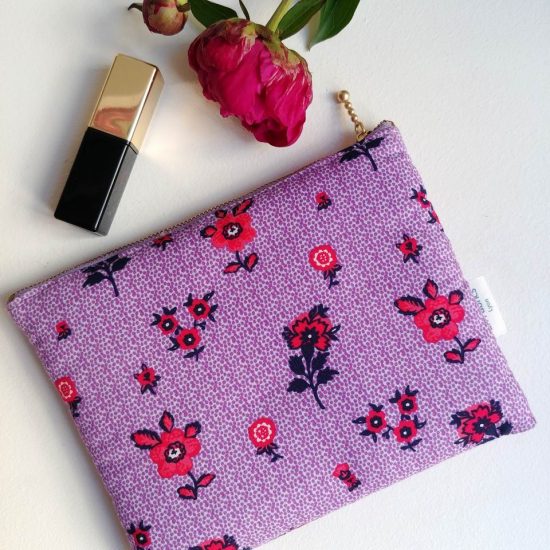 Accessoire indispensable pour ranger les essentiels trousse pochette molletonnée tissu coton imprimé violet et fleurs rose fuschia Nathalie Lété