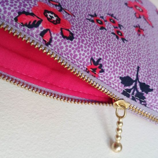 pochette fabrication française en coton imprimé Nathalie Lété violette à fleurs le détail chic le zip doré ruban bleu turquoise doublure coton rose fuschia