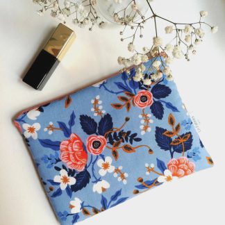 Pochette accessoire pour ranger les essentiels trousse molletonnée tissu rifle Paper Co imprimé fleurs bleu cobalt orange corail