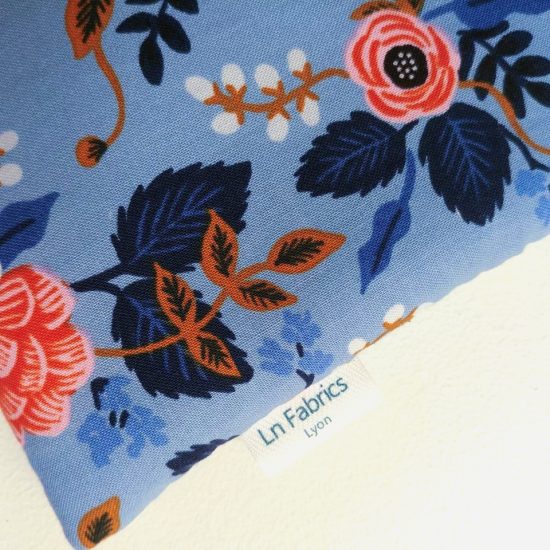 Pochette molletonnée coton imprimé Rifle paper co motif fleurs corail orange blanc sur fond bleu cobalt