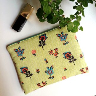 Accessoire indispensable pour ranger les essentiels trousse pochette molletonnée tissu coton imprimé jaune citron et fleurs Nathalie Lété