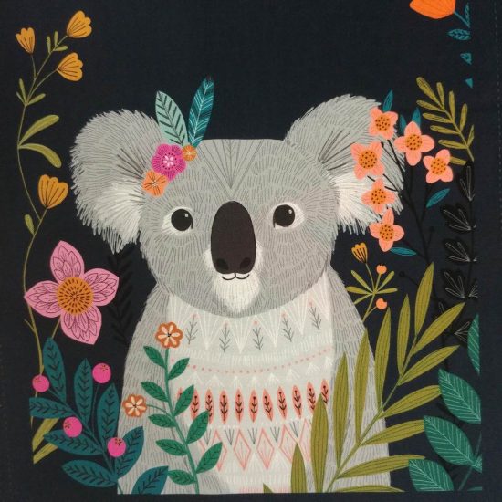 tissu coton imprimé our planet dashwood studio sur fond sombre portrait de koala