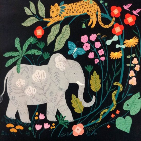 tissu coton imprimé our planet dashwood studio sur fond sombre portrait d'un élephant dans les fleurs exotiques colorées
