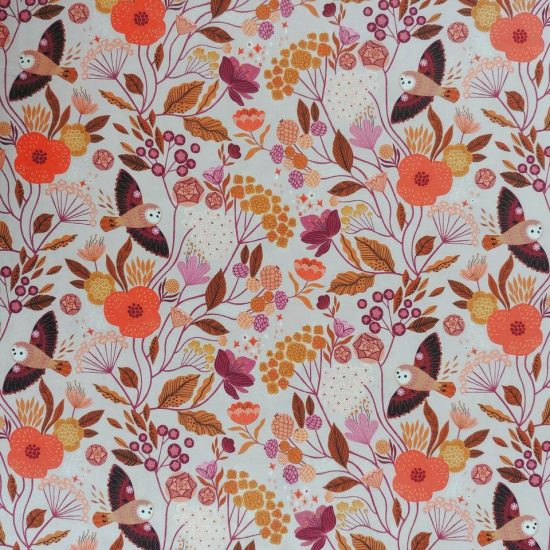 tissu coton imprimé dashwood studio frais et lumineux les chouettes volent au dessus d'un fond lilas végétation mordorée et oranger