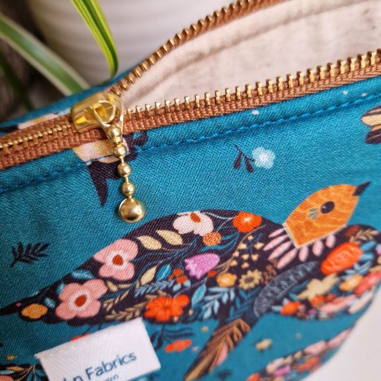 trousse imprimée oiseaux dashwood studio avec son joli zip curseur doré et sa doublure coton écrue