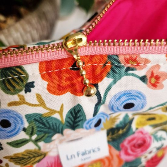 trousse imprimée fleurs rifle paper co coloré et joyeux joli zip avec son curseur doré